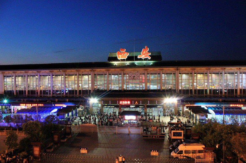 西安火车站照片夜景图片