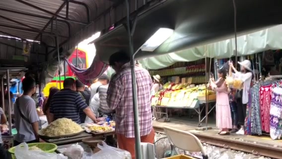 泰国最危险的菜市场看火车穿行过美功铁道市场