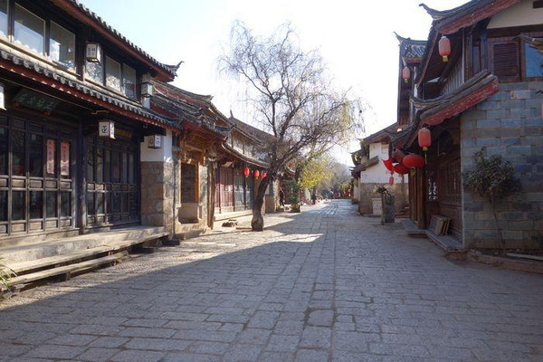 世界如此喧嚣,独享束河古镇那一束枕后阳光
