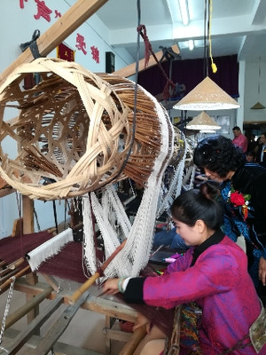 这种竹笼织布机早在宋代就有了，现在广西宾阳还用来织壮锦