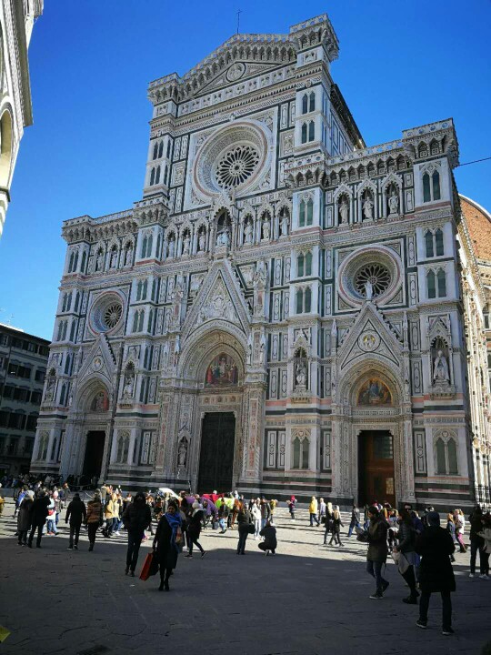 圣母百花大教堂是佛罗伦萨的标志，是佛罗伦萨市内*高的建筑，更