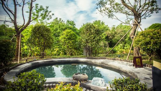 Slender West Lake Hot Spring Resort