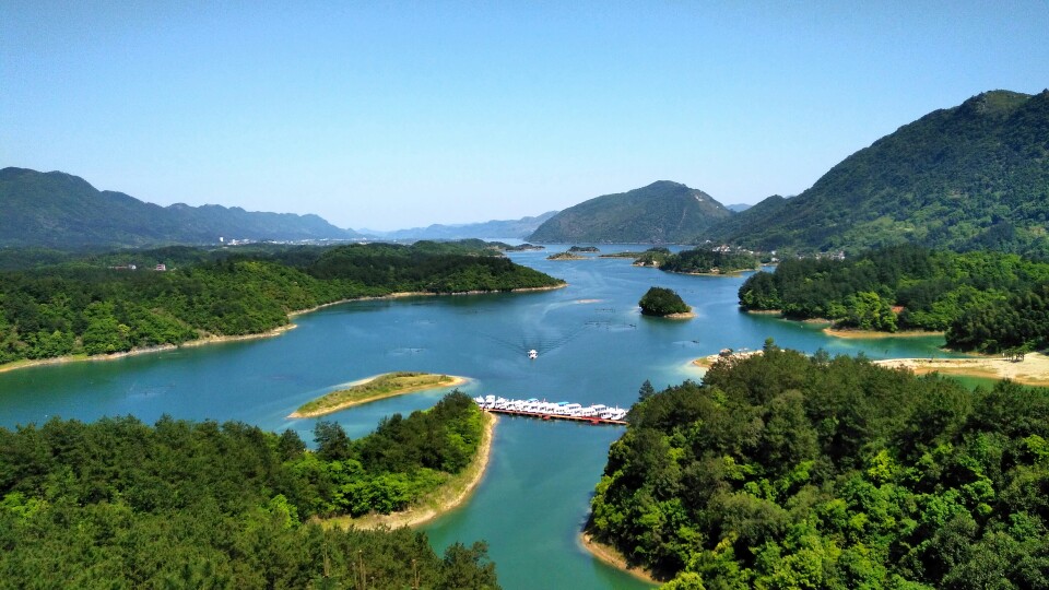 黄石阳新仙岛湖，雷山。景美人少天气好，值得一去。