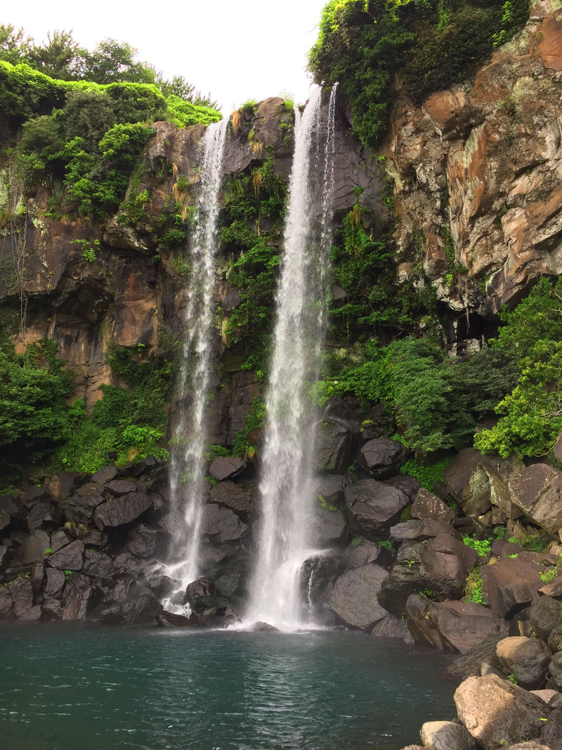 高23m,宽8m,长5m的  两条瀑布顺着陡峭的悬崖急流而下