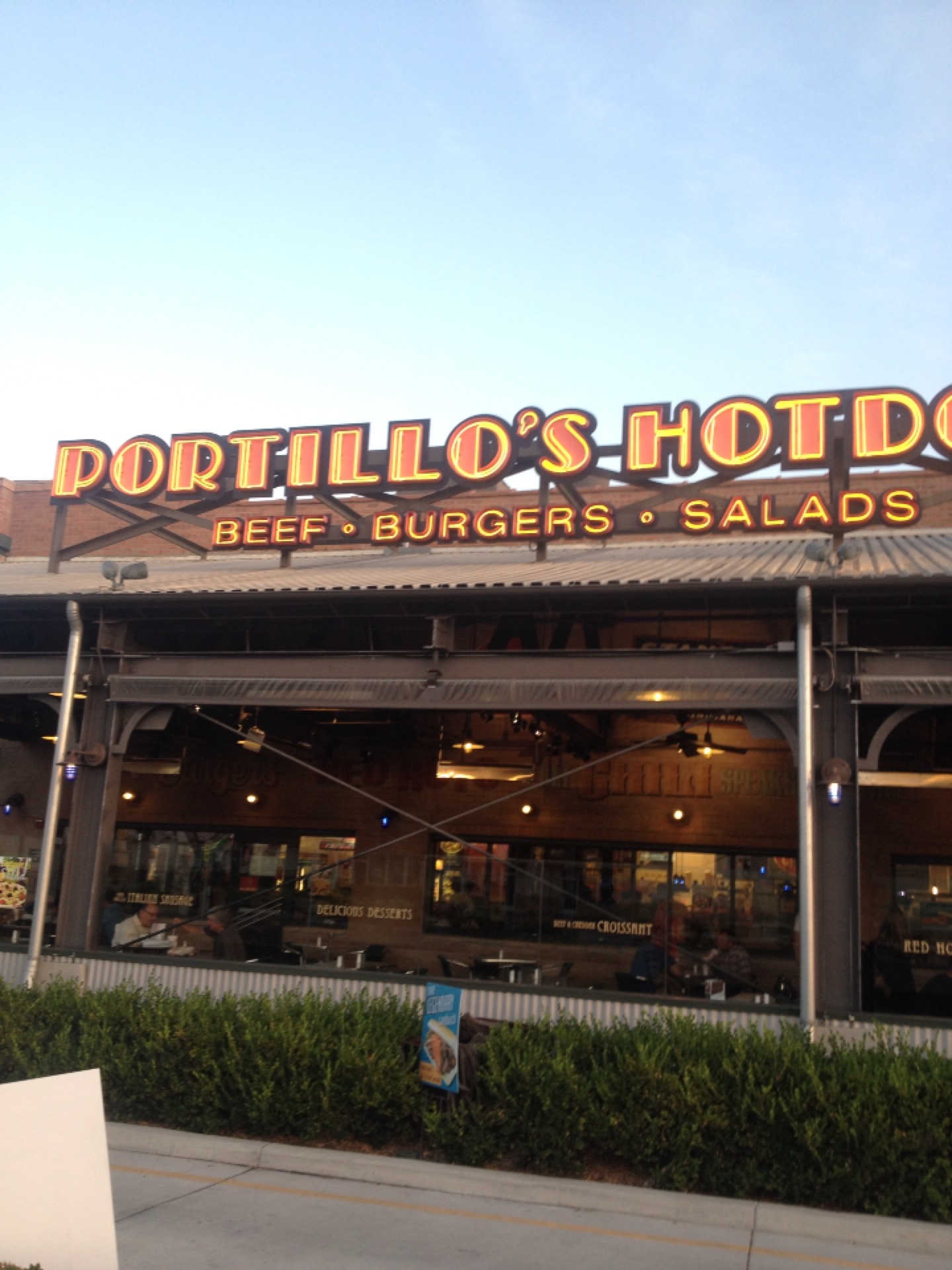 Portillo's Hot Dogs餐厅图片