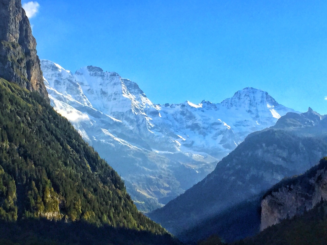 在瑞士的深谷山间中发现love mountain