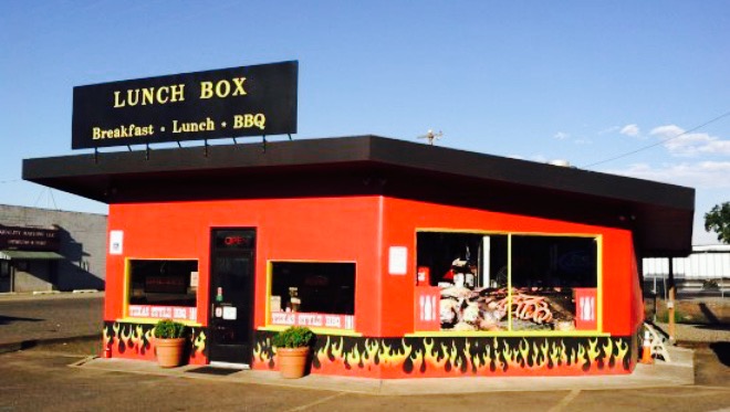 The Lunch Box Deli & BBQ餐厅图片