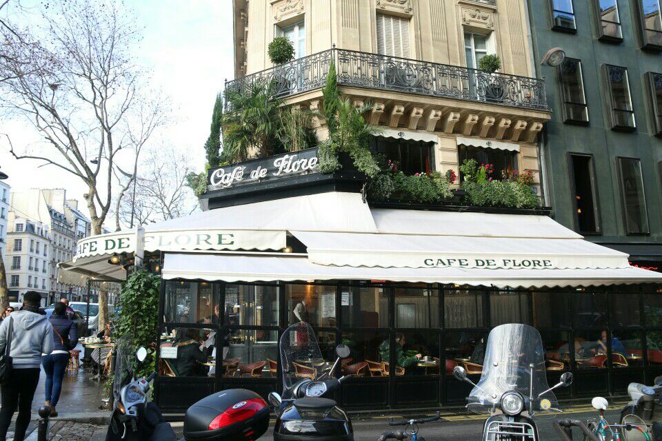 来到巴黎怎么能少了一杯左岸的咖啡?