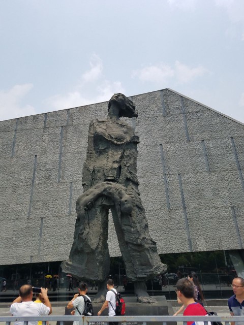 在抗战胜利纪念日写下的大屠杀遇难同胞纪念 今天是抗战胜利纪念日，特地来写下南京大屠杀遇难同胞纪念馆，