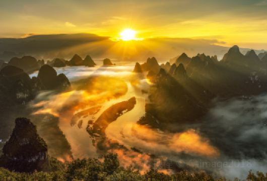 水墨号主题游船桂林漓江风景一日游【含接送码头+全景5A漓江】【船游美丽的特色河流之桂林漓江，桂林山水精髓的所在，让您不虚此行！】