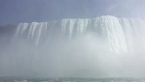 在加拿大侧看尼亚加拉大瀑布