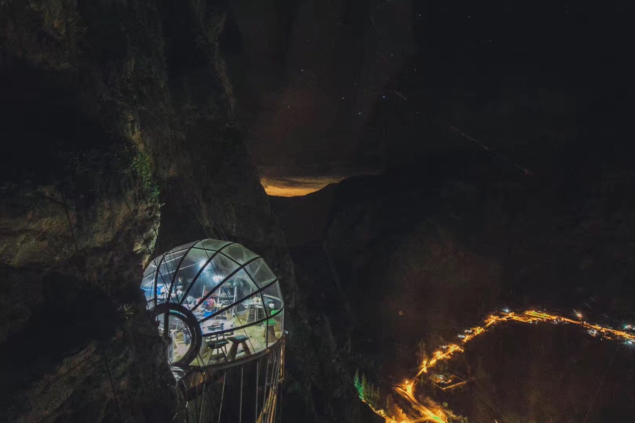 世界上唯一一个需要攀岩120米入住的悬崖酒店
