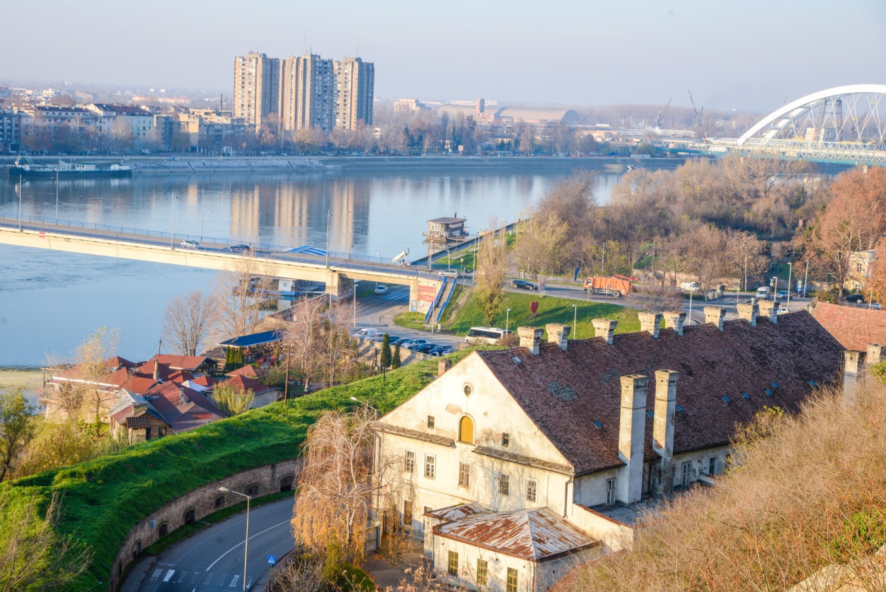 在诺维萨德城堡上俯瞰多瑙河，属于冬日里的安静
