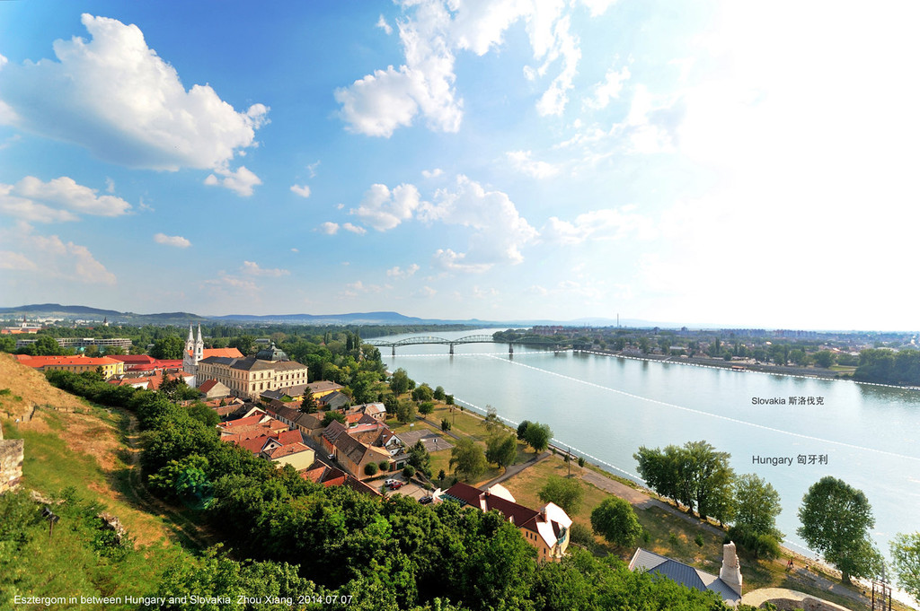 埃斯泰尔戈姆是匈牙利北部的一个小城，大约在布达佩斯的西北五十公里，在多瑙河的右岸，那里也就是斯洛伐克