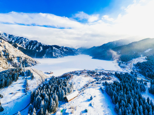 冬游新疆，踏上荒野之旅，乐享冰雪，有一种美叫水墨画