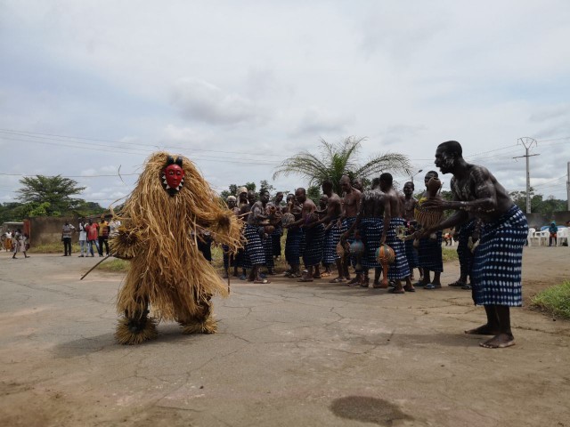 科特迪瓦阿肯族族长用传统舞蹈Goly欢迎我们