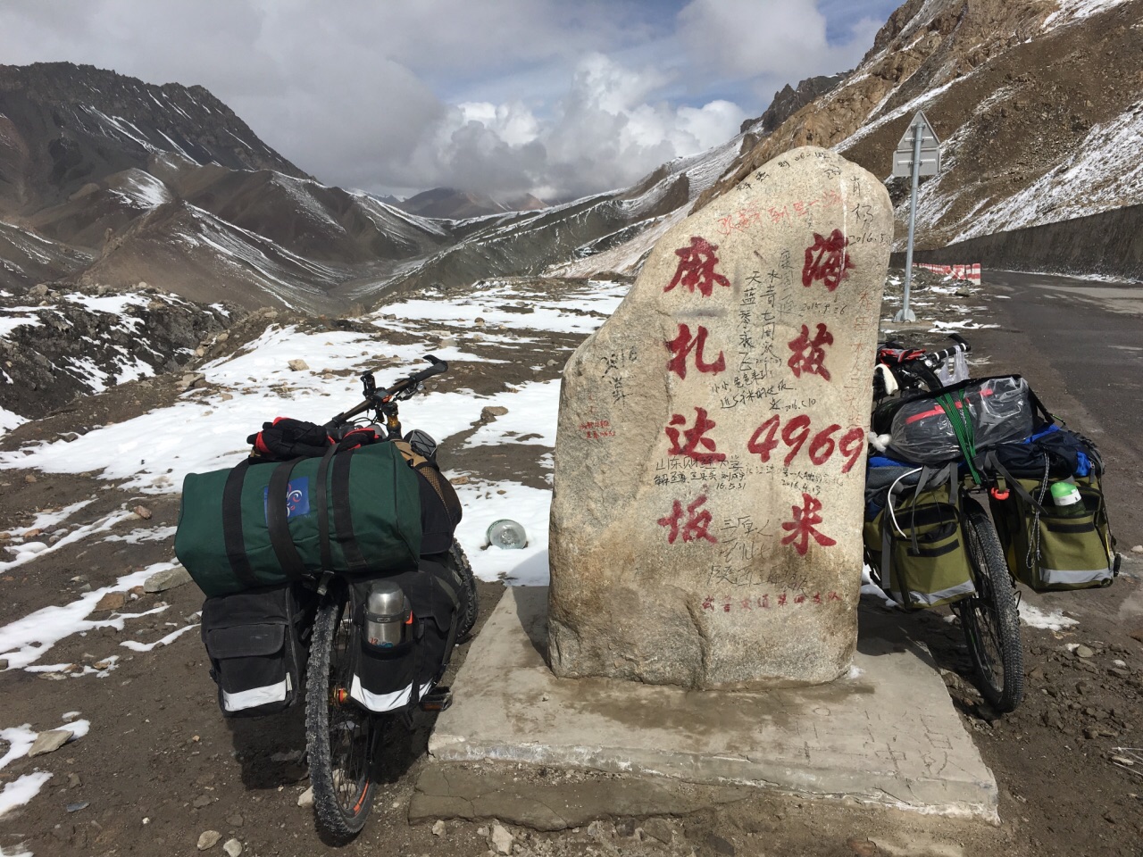 麻扎达坂是新藏公路最危险的路段之一，也是风景最棒的一段。