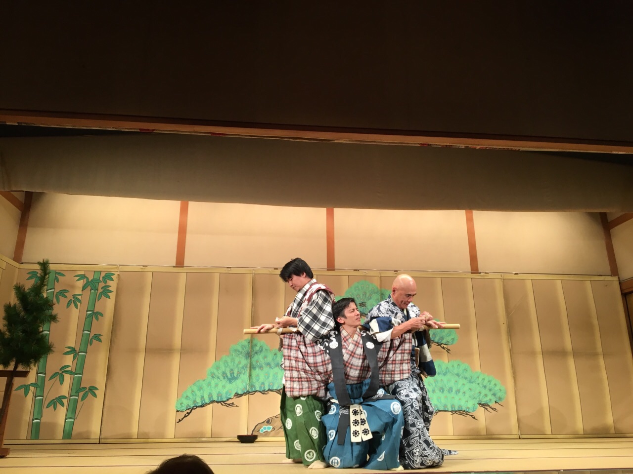 衹园，京都。 在歌舞表演中，舞和蹈是分开的项目，运气很好，这次的歌舞伎五官真的很好很亚洲女子的婉约。