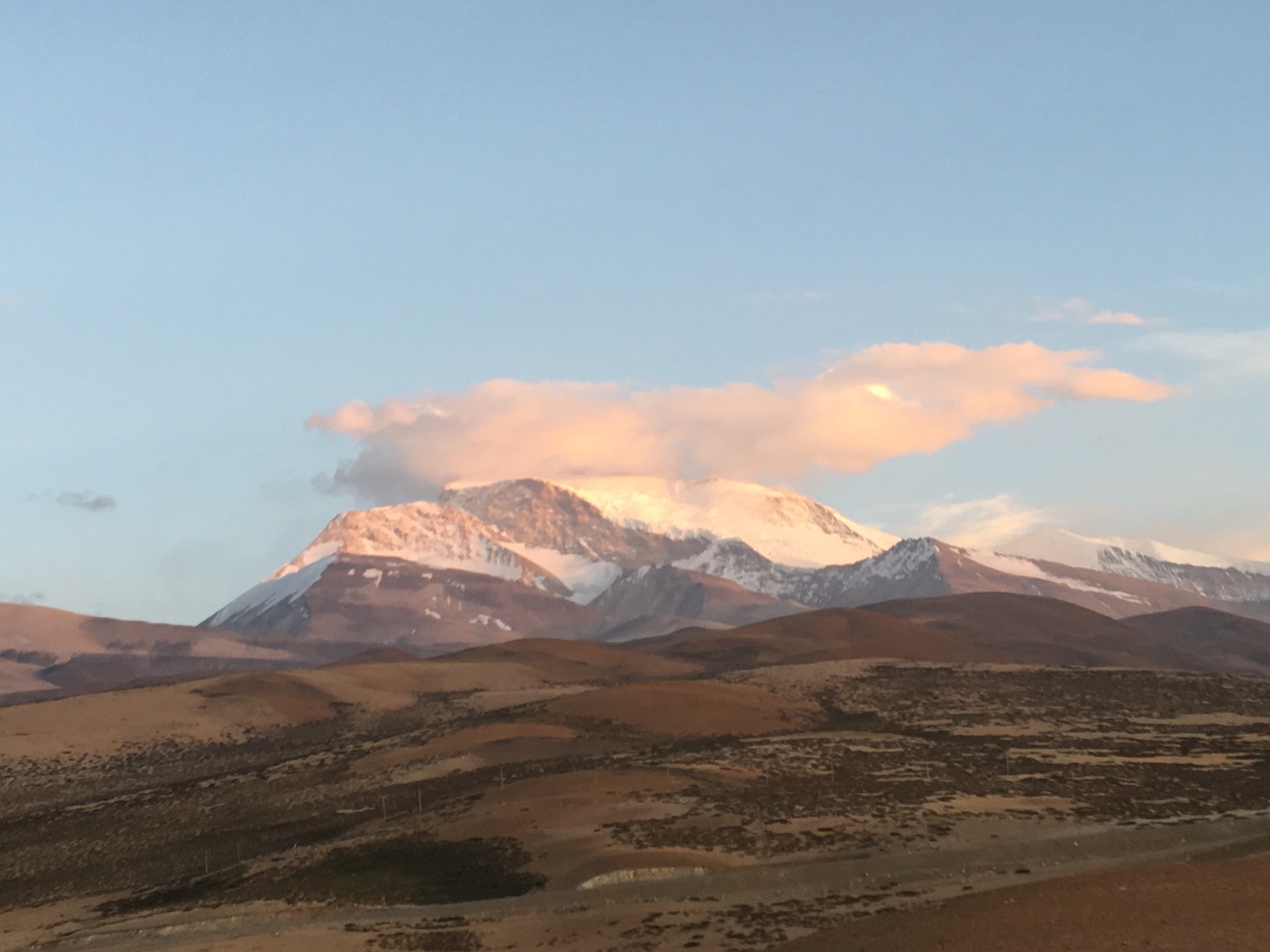 纳木那尼峰在圣湖玛旁雍错和鬼湖拉昂错的旁边。