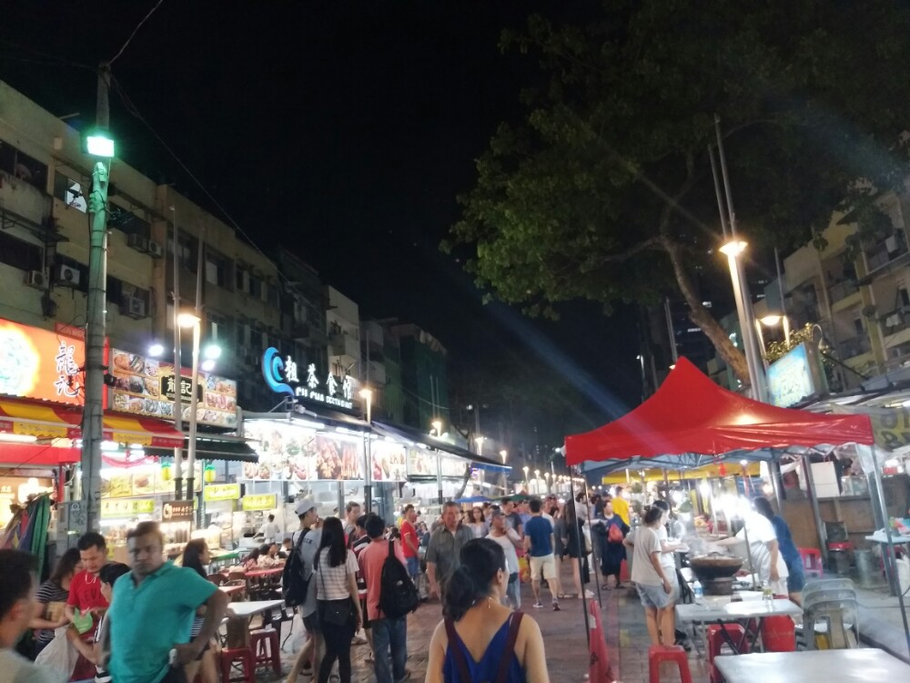 吃货眼中的吉隆坡 晚上11点，人山人海的阿罗街 卖力的街头艺人，每家店门口都唱一首歌 多亏没打车来，