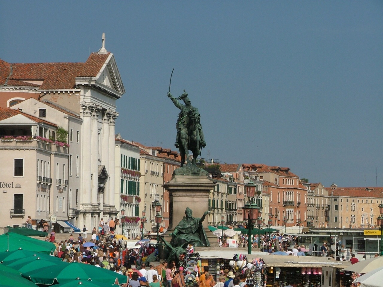 埃马努埃莱二世青铜像·威尼斯 雕塑位于码头不远。
