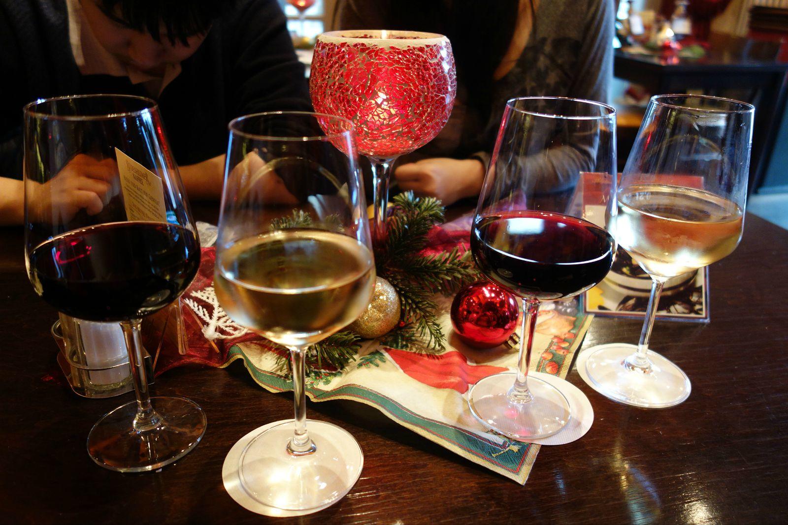 去雷司令葡萄酒的产地吕德斯海姆的酒巷——画眉巷品尝葡萄酒