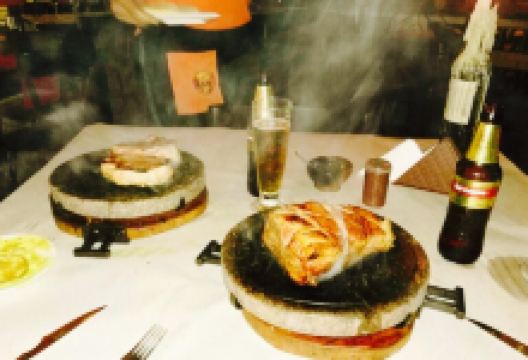 La ERA Carne a la piedra美食图片