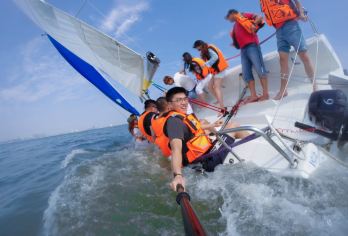 厦门五缘湾帆船港出海一日游【船长开船+码头集合+市区接送】【帆船，一种新的海上体验方式，扬帆出海，踏浪前行，乘风破浪赛事体验】