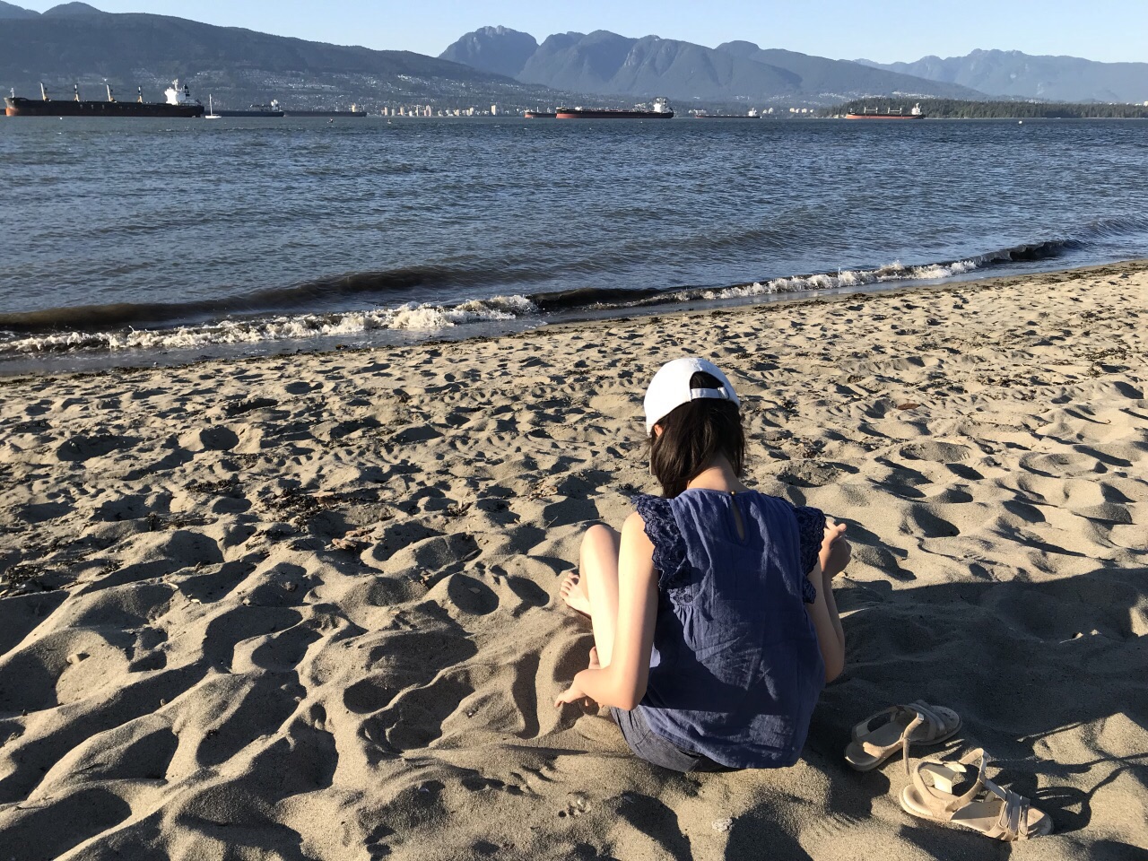 温哥华海滩玩沙