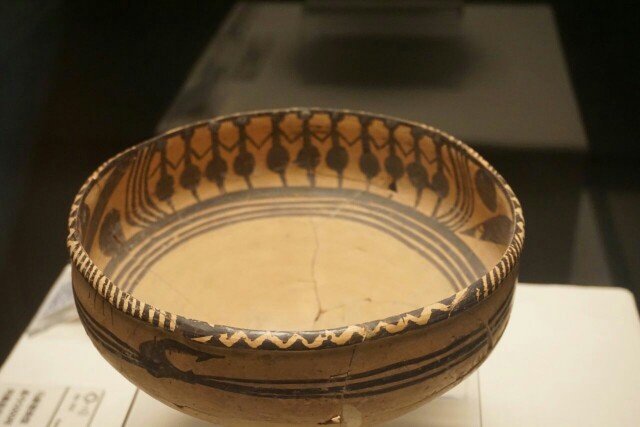 闻名已久的舞蹈彩纹陶盆，虽然这件有些残损，但仍是令人惊讶，四