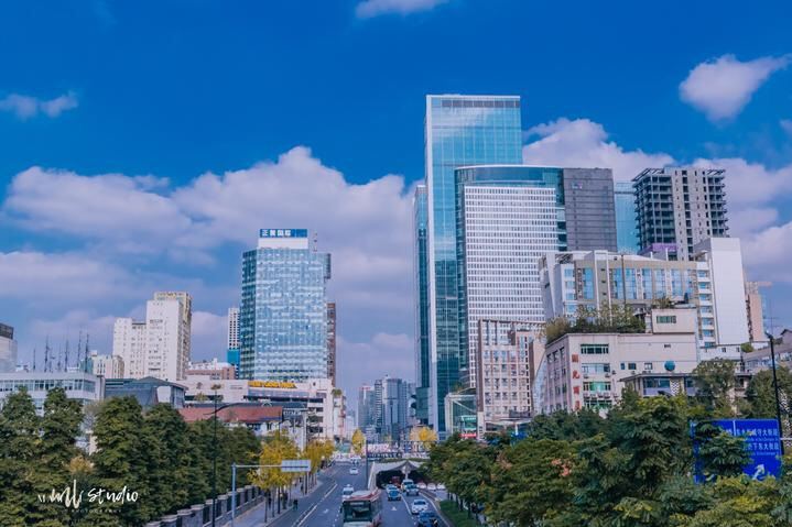 Chunxi Road Commercial Area(Shopping paradise, modern amenities)