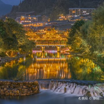 贵州荔波+荔波大七孔景区+荔波小七孔景区+西江千户苗寨+天空之桥+中国天眼景区+黄果树景区4日3晚跟团游