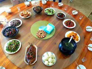 皖南川藏线月亮湾溪竹山居民宿藏着一棵千年古树，果子可做豆腐吃！