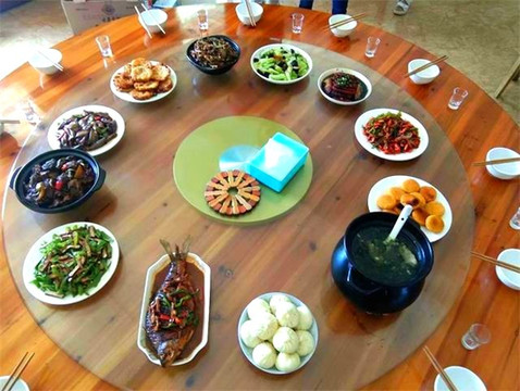 皖南川藏线月亮湾溪竹山居民宿藏着一棵千年古树,果子可做豆腐吃!