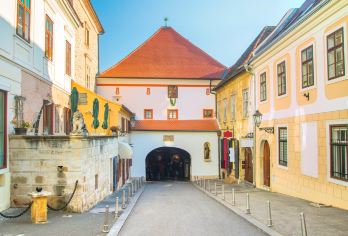 克罗地亚耶拉契奇总督广场+警示塔+克洛维切维・德沃里画廊【私家团包车游 I 中英文司导 I 行程可沟通调整】