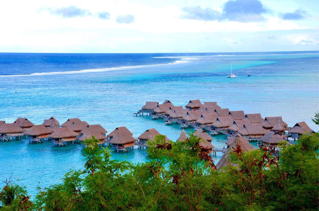 大溪地的茉莉雅岛，一排排的水上屋，架在海水中、清澈透亮的海水，让心也变得澄清