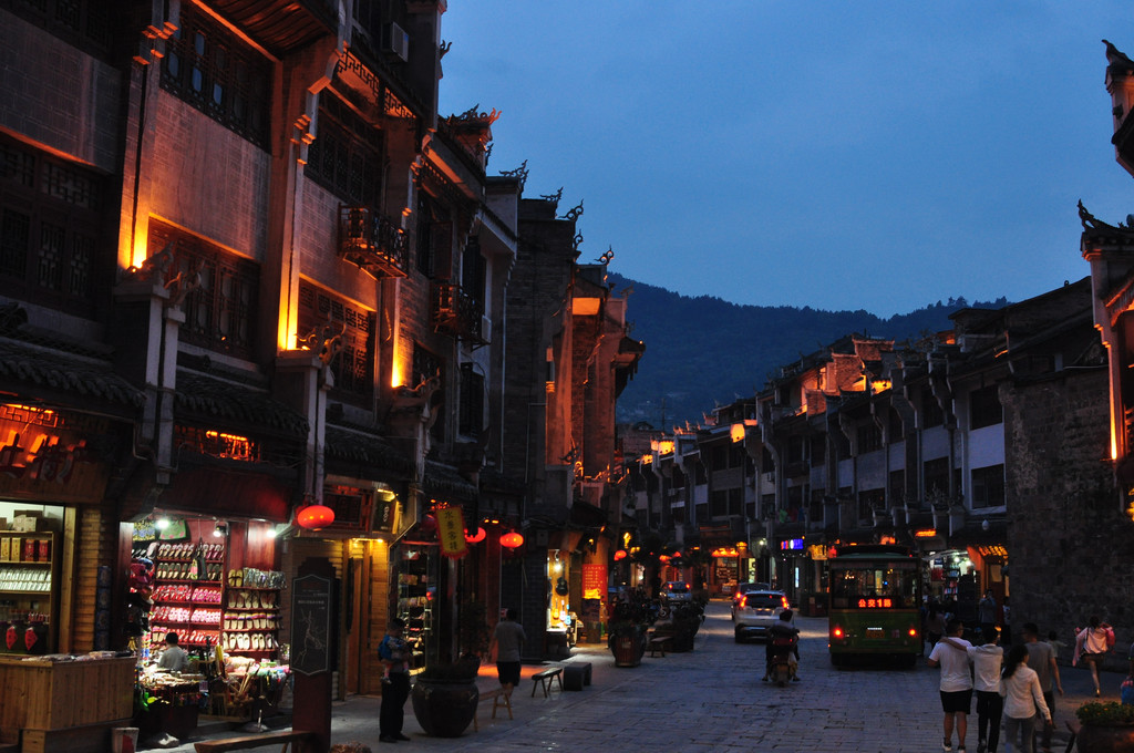 荔波小七孔,西江千户苗寨,镇远古镇,黄果树瀑布,青岩古镇8日自助精华