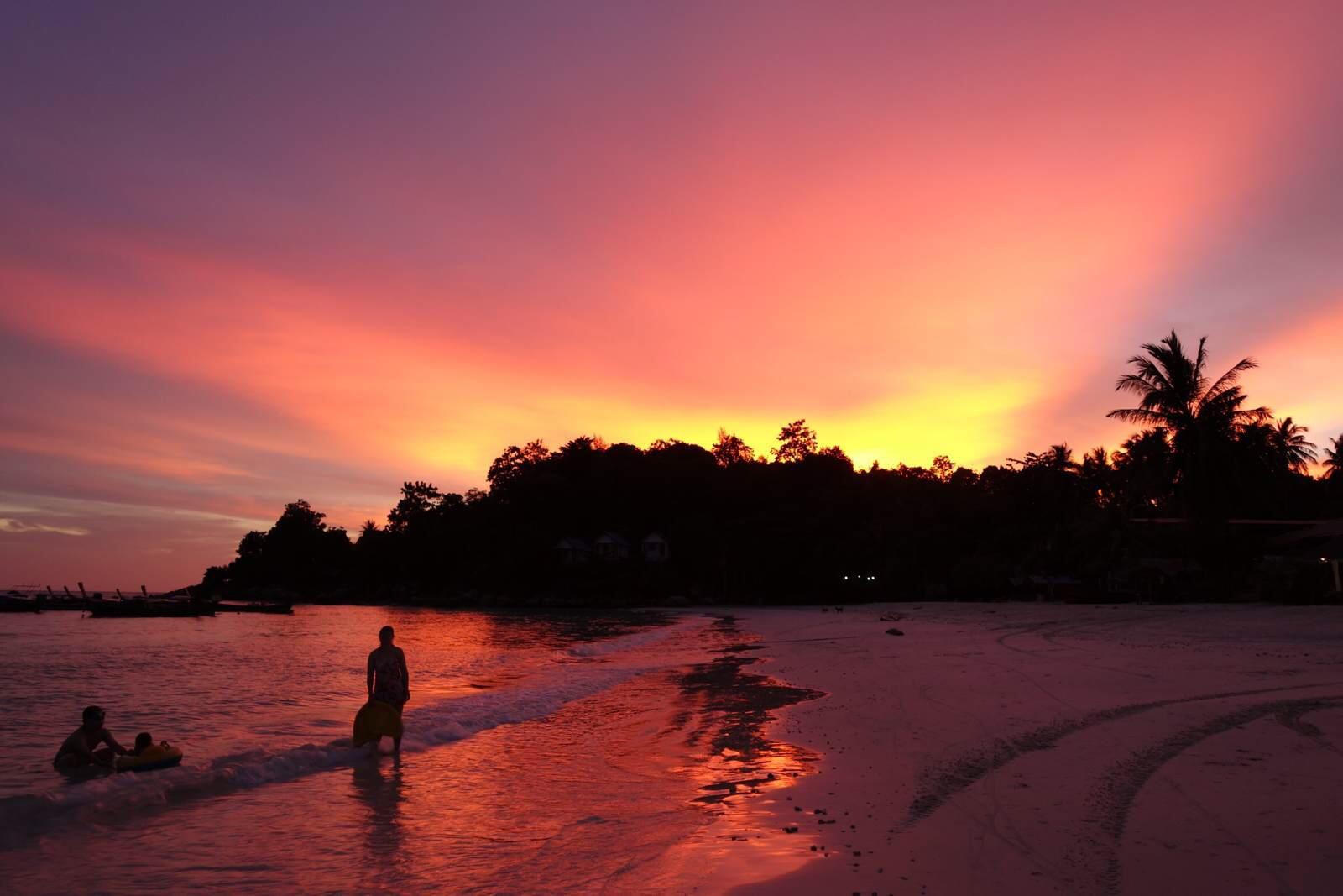惊艳绝伦：泰国丽贝岛的夕阳          丽贝岛（Koh Lipe），隐匿于泰国最南端大海深处一