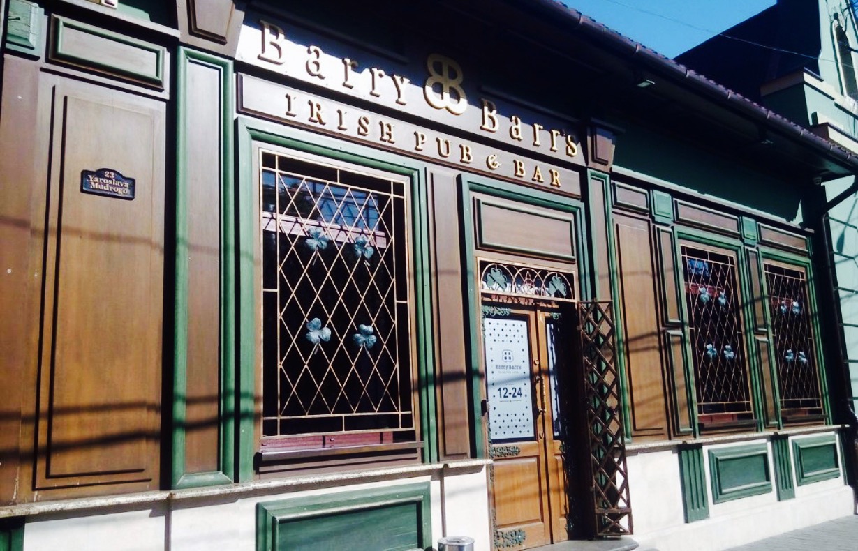 Barry Barr's Irish Pub & Bar