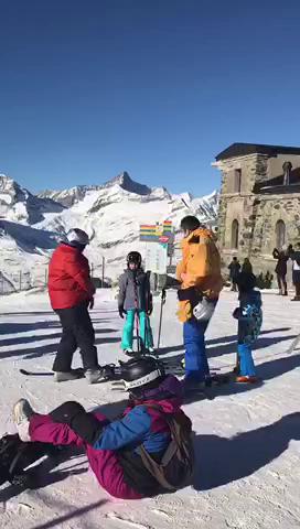 一边观赏瑞士马特宏峰，一边滑雪，爽