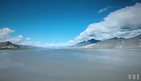 雅鲁藏布江的水天一色