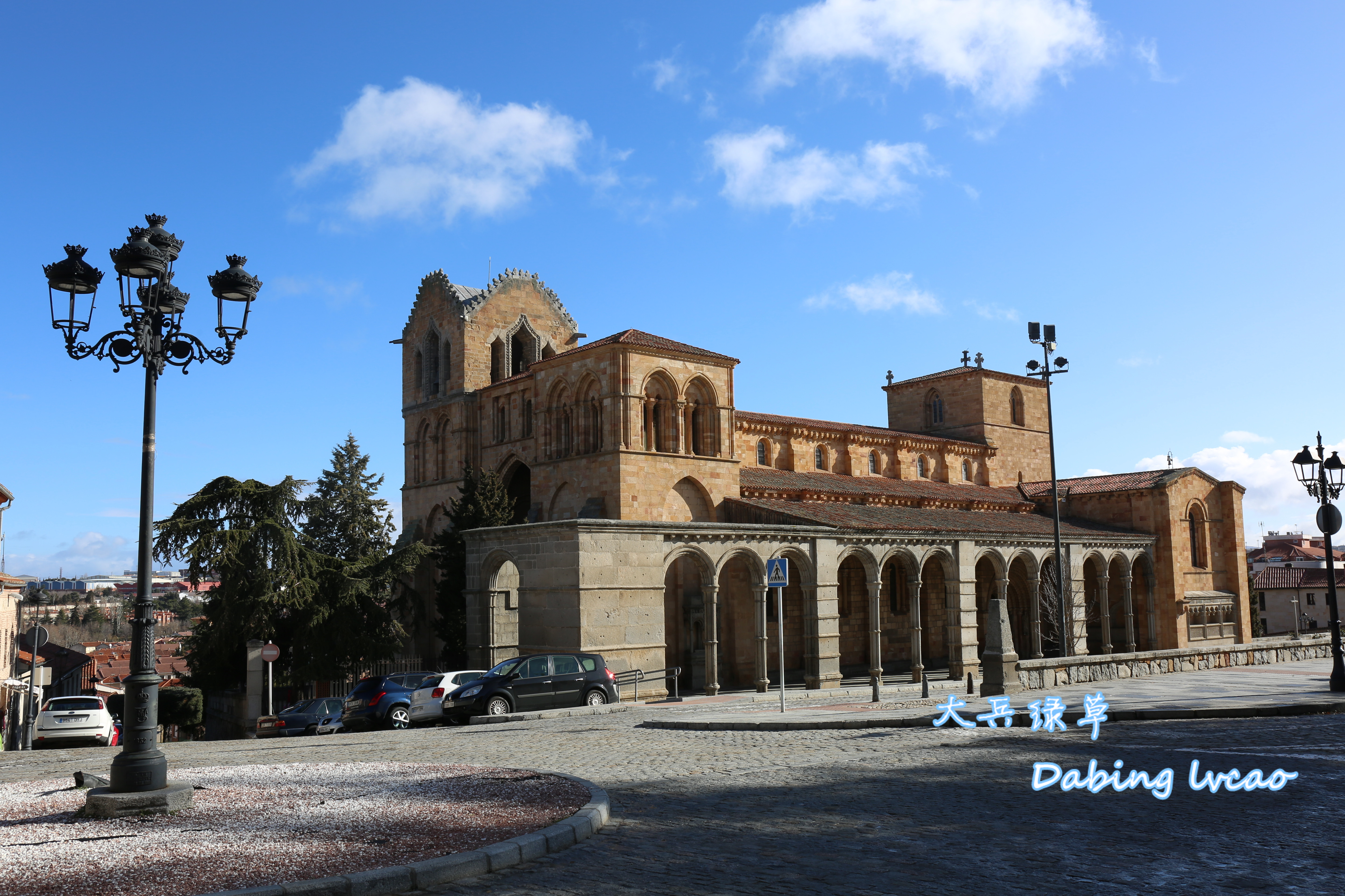 圣维森特大教堂（Basílica de San Vicente）位于古城外，是一座花岗岩构造、哥特式