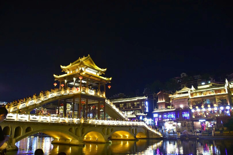 湖南湘西 凤凰古城，在偏远的边陲小镇，有碧绿的沱江、吊脚楼、晚上有各式各样酒吧。还有美轮美奂的夜景。