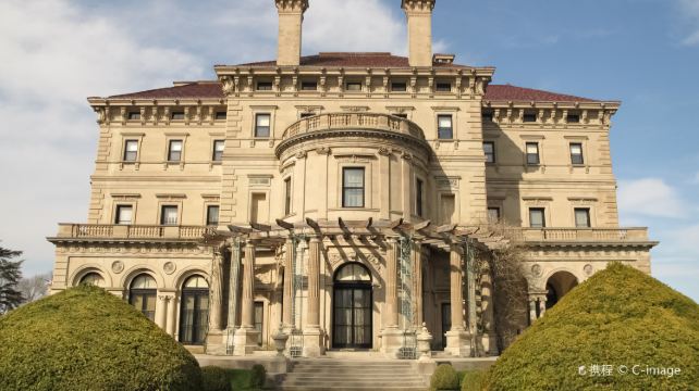 <2天>【边边游|奥巴马挚爱暑避圣地 | 玛莎葡萄岛】·清幽小镇爱丽丝镇+消暑幽静玛莎葡萄岛；自选乘坐环岛复古校车/2小时特色环岛游/参观亿万别墅听涛山庄/乘坐特色轮渡感受大西洋+酒店含早