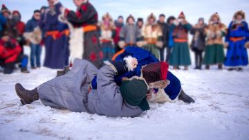 #5#呼伦贝尔大草原冬季风光：那达慕盛会、牧马、摔跤、敬哈达