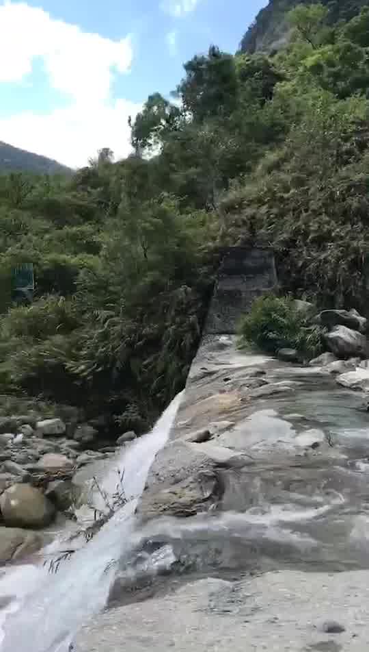 山谷瀑布