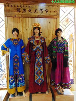 哇！壮锦做的礼服！不愧是中国工艺美术大师谭湘光的作品