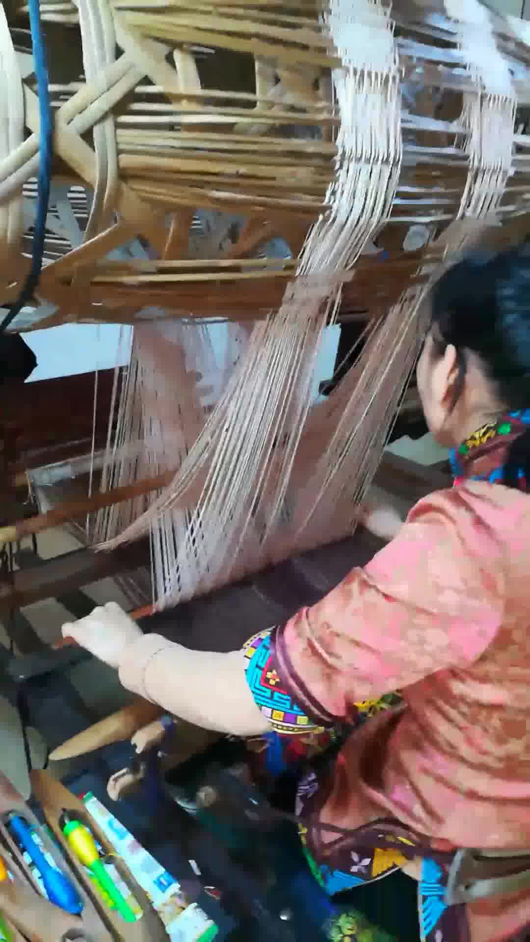 猪笼织布机，织出美丽壮锦。