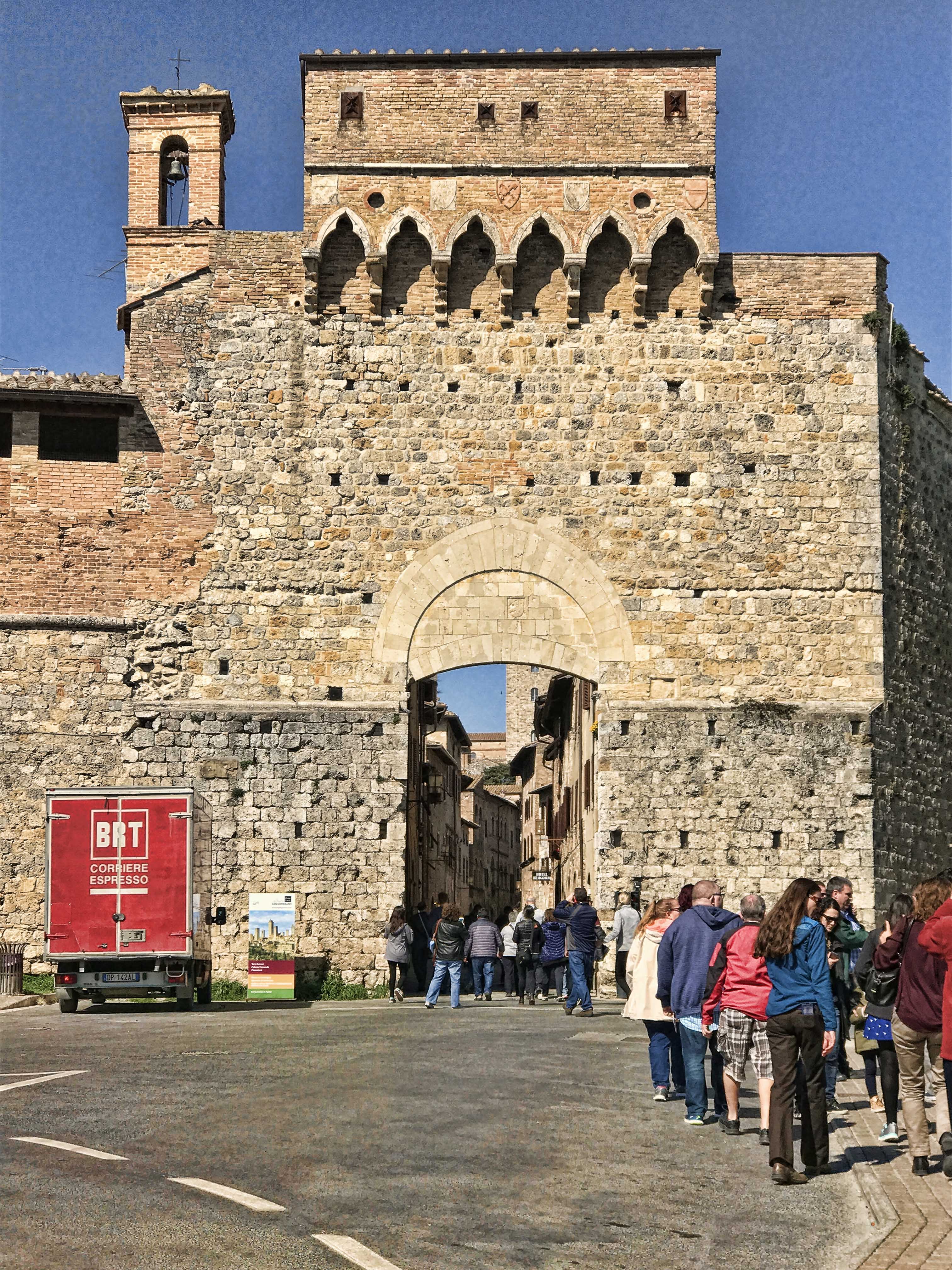 带着这种好感觉，我们上车前往圣吉米尼亚诺（San Gimignano），这是一个城墙环绕的中世纪小城