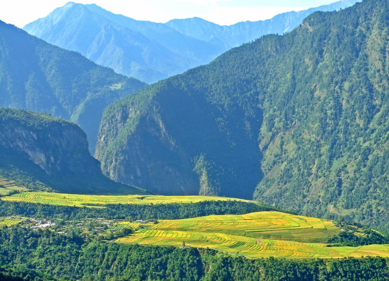 怒江丙中洛：人神共居的世外桃园          一路向北，峡谷愈深、愈美，绝美的梯田，绝美的村落，